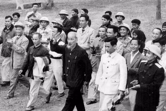 Sinh thời Chủ tịch Hồ Chí Minh đã có nhiều lời nói, bài viết về công tác cán bộ hết sức sâu sắc.