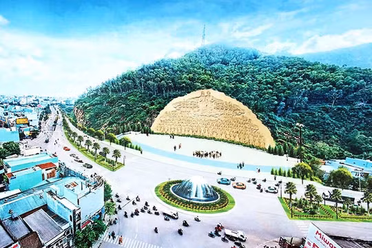 Bản phối cảnh phù điêu Lạc Long Quân-Âu Cơ vào vách núi Bà Hỏa đang bị dư luận "soi" về sự hợp lý.