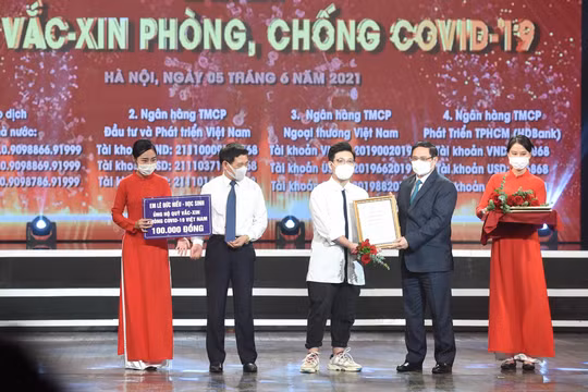 Thủ tướng Chính phủ Phạm Minh Chính trao chứng nhận, cảm ơn em Lê Đức Hiếu (15 tuổi), học sinh Trường Phạm Hồng Thái, Ba Đình, Hà Nội ủng hộ Quỹ vaccine phòng, chống dịch Covid-19.