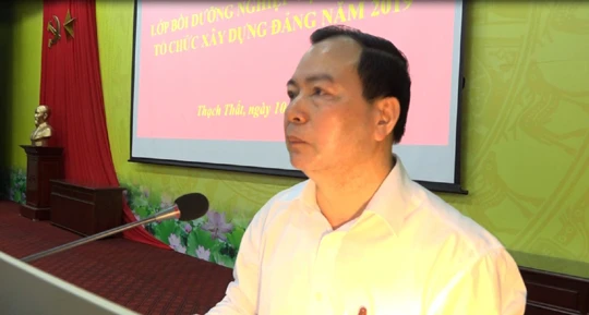 Ông Đặng Quang Ánh, Ủy viên Ban Thường vụ Huyện ủy, Trưởng ban Tổ chức Huyện ủy Thạch Thất (Hà Nội) bị Ban Thường vụ Thành ủy Hà Nội kỷ luật hình thức cảnh cáo.