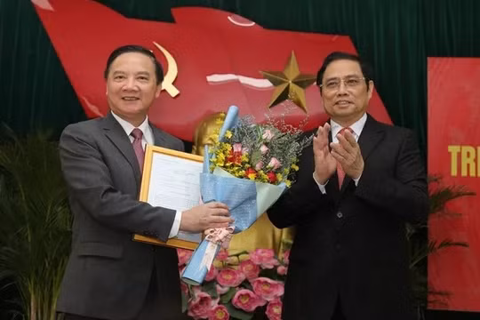 Ông Phạm Minh Chính trao quyết định và chúc mừng ông Nguyễn Khắc Định.