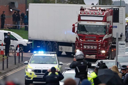 Công tác khám nghiệm tử thi với 39 người chết (31 nam, 8 nữ) hiện đang được tiến hành nhằm xác minh chính xác họ đã tử vong như thế nào. Cùng với đó, việc xác minh danh tính nạn nhân cũng đã được triển khai.