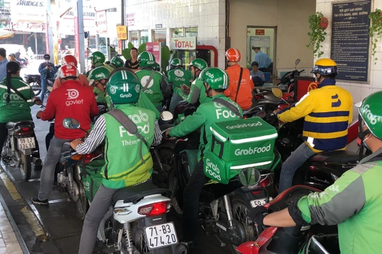 Nhiều tài xế công nghệ tranh thủ đổ xăng bằng ví MoMo để được giảm giá.