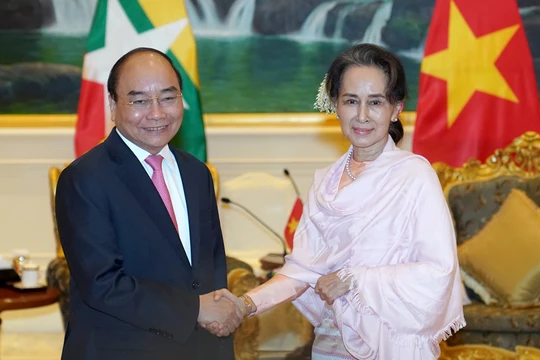 Thủ tướng Nguyễn Xuân Phúc hội đàm với Cố vấn Nhà nước Aung San Suu Kyi.