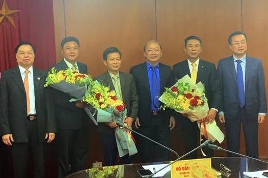  Lãnh đạo Ban Tuyên giáo Trung ương tặng hoa chúc mừng các cán bộ vừa được bổ nhiệm. (Ảnh: tuyengiao.vn)