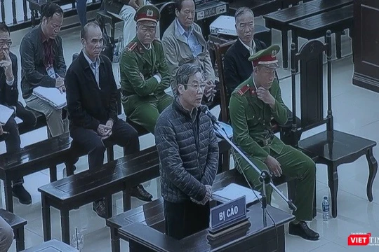 Cựu Bộ trưởng Bộ TT&TT Nguyễn Bắc Son tại phiên xét hỏi sáng nay.