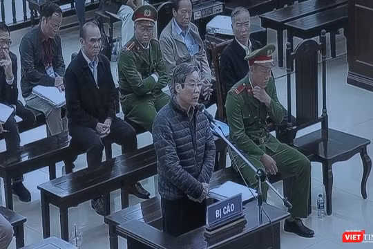 Cựu Bộ trưởng Bộ TT&TT Nguyễn Bắc Son tại phiên xét hỏi sáng nay.