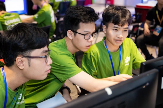 Các thí sinh tham gia Codewar tại điểm cầu Hà Nội.