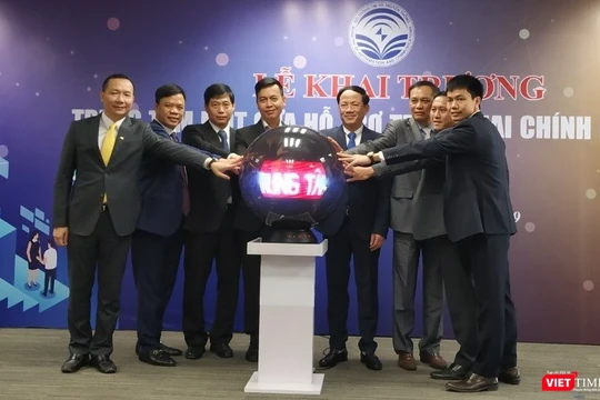 Thứ trưởng Bộ TT&TT Phạm Anh Tuấn và lãnh đạo các đơn vị chuyên trách CNTT các Bộ, ngành, đại diện Sở TT&TT các tỉnh/thành cùng Bưu điện Việt Nam nhấn nút khai trương.