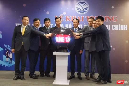 Thứ trưởng Bộ TT&TT Phạm Anh Tuấn và lãnh đạo các đơn vị chuyên trách CNTT các Bộ, ngành, đại diện Sở TT&TT các tỉnh/thành cùng Bưu điện Việt Nam nhấn nút khai trương.