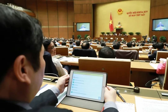 Đại biểu Quốc hội được trang bị iPad để tra cứu tài liệu.