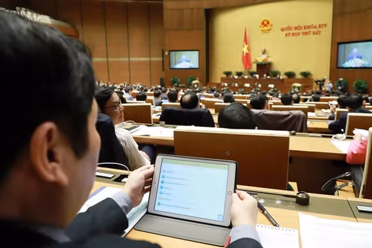 Đại biểu Quốc hội được trang bị iPad để tra cứu tài liệu.