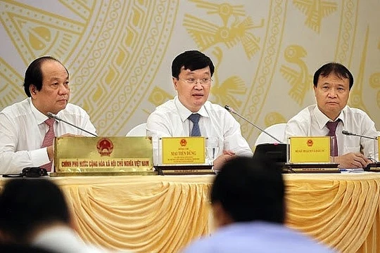 Thứ trưởng Bộ Kế hoạch và Đầu tư Nguyễn Đức Trung (giữa ảnh) trả lời câu hỏi của báo chí.