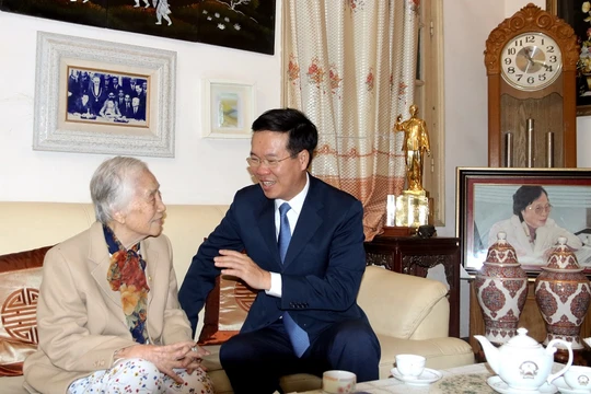 Ông Võ Văn Thưởng hỏi thăm sức khỏe đồng chí Nguyễn Thị Bình, nguyên Phó Chủ tịch nước, nguyên Bộ trưởng Bộ Giáo dục (1976-1987) nhân Ngày Nhà giáo Việt Nam 20/11. Ảnh: Tuyengiao.vn