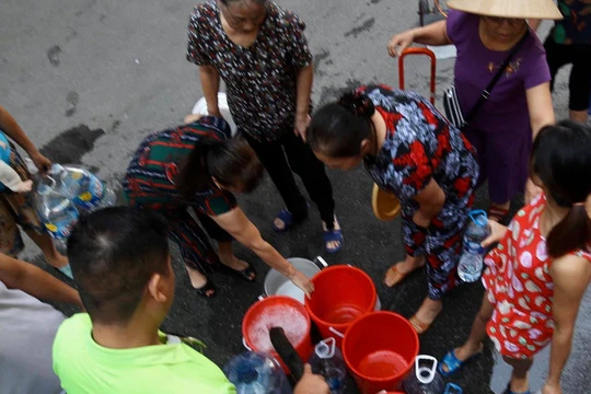 Hà Nội khuyến cáo người dân không sử dụng nguồn nước sông Đà.