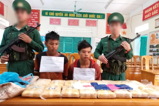 Hai đối tượng và tang vật của vụ án. 