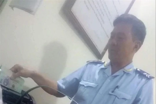 Hình ảnh ông Huyền nhận tiền luật.