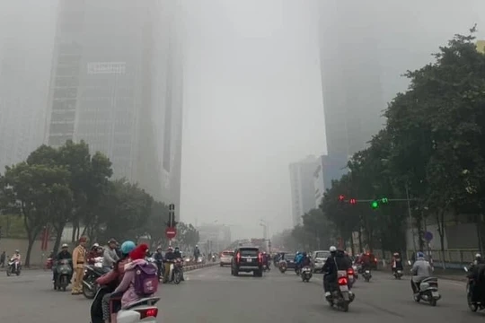 Hôm nay, bầu trời Hà Nội bị bao phủ bởi lớp sương mù dày đặc. Ảnh: VnExpress.