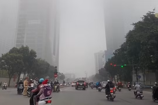 Hôm nay, bầu trời Hà Nội bị bao phủ bởi lớp sương mù dày đặc. Ảnh: VnExpress.