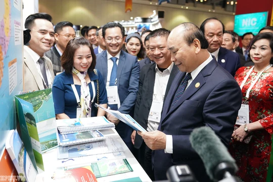 Thủ tướng thăm gian hàng Việt Nam tại Triển lãm Korea - ASEAN Invest.