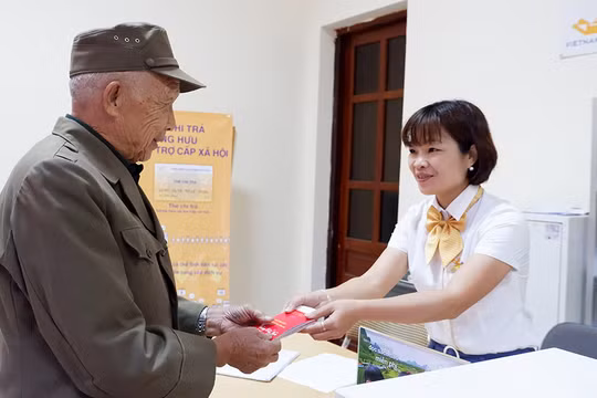 Nhân viên Bưu điện xã Đông Viên, huyện Chợ Đồn, Bắc Kạn chi trả trợ cấp ưu đãi người có công trên địa bàn xã.