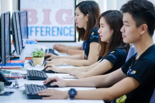 Theo báo cáo của Navigos, các ứng viên làm việc độc lập giữ vị trí cấp quản lý được trả mức lương khoảng 2.000 – 4.000 USD/tháng, các chi phí đi lại, công tác, liên lạc,… được công ty chi trả toàn bộ.