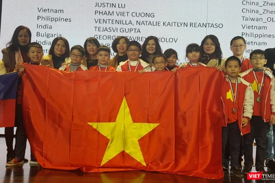 Các học sinh trường Tiểu học Thăng Long nhận huy chương tại WMTC lần thứ 10 tại Seoul – Hàn Quốc.