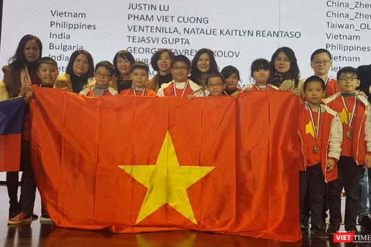 Các học sinh trường Tiểu học Thăng Long nhận huy chương tại WMTC lần thứ 10 tại Seoul – Hàn Quốc.