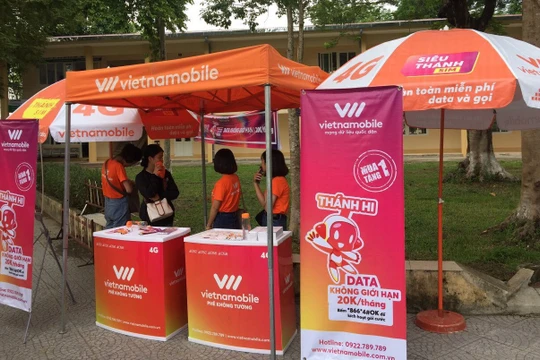 Chi nhánh Vietnammobile công khai bán sim 'rác' trong khuôn viên trường Đại học.
