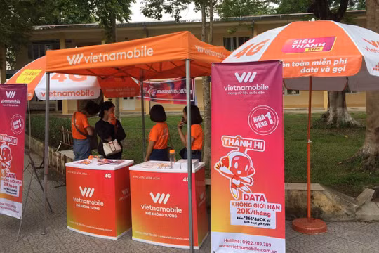Chi nhánh Vietnammobile công khai bán sim 'rác' trong khuôn viên trường Đại học.