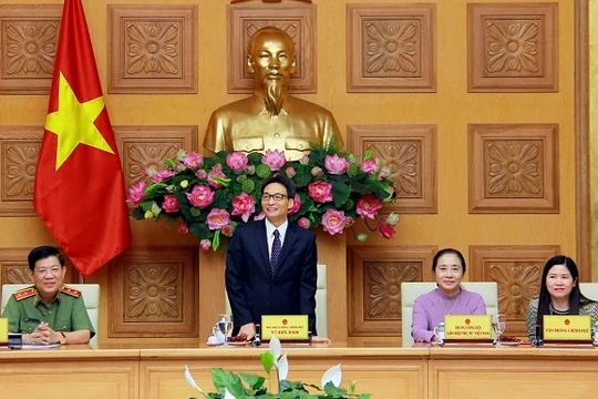 Phó Thủ tướng Vũ Đức Đam phát biểu tại buổi gặp mặt. 