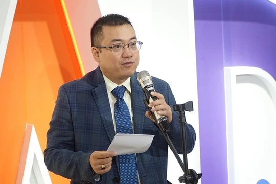 Chủ tịch Alphabooks Nguyễn Cảnh Bình phát biểu tại văn phòng mới Alpha Forest.