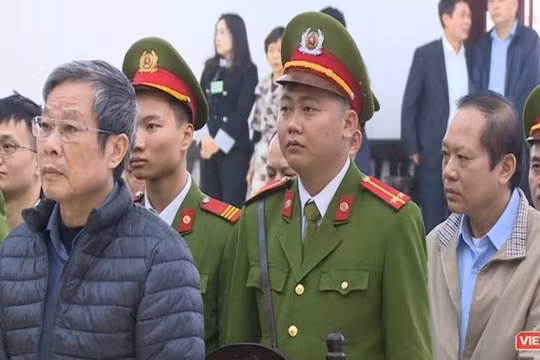 Cựu Bộ trưởng Nguyễn Bắc Son (áo khoác xanh) và cựu Bộ trưởng Trương Minh Tuấn (áo khoác xám) tại phiên tòa xét xử sơ thẩm Mobifone mua AVG.