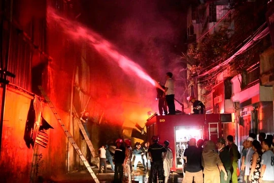 Vụ cháy kinh hoàng 4 giờ đồng hồ tại Nhà máy phích nước Rạng Đông.