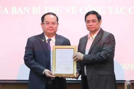 Trưởng Ban Tổ chức Trung ương Phạm Minh Chính trao quyết định nhân sự. Ảnh: Xaydungdang.org.vn