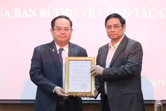 Trưởng Ban Tổ chức Trung ương Phạm Minh Chính trao quyết định nhân sự. Ảnh: Xaydungdang.org.vn