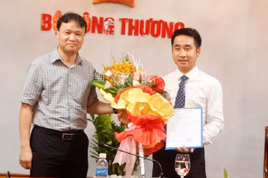 Ông Vũ Hùng Sơn (phải) khi vừa được bổ nhiệm Phó chánh văn phòng Ban Chỉ đạo 389 Quốc gia.