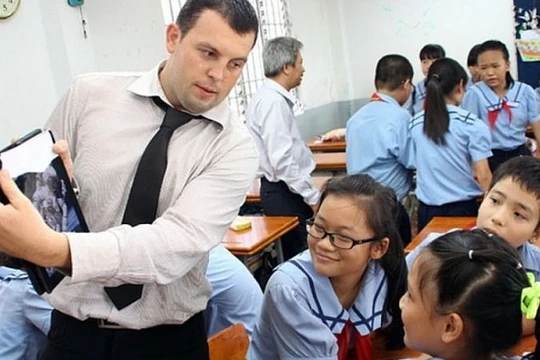 Người nước ngoài làm việc trong một trường học tại Hà Nội.