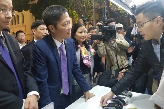 Bộ trưởng Trần Tuấn Anh trải nghiệm tại một số doanh nghiệp tham gia Online Friday 2019.