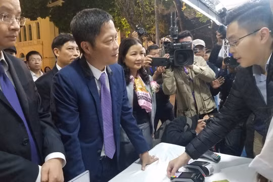 Bộ trưởng Trần Tuấn Anh trải nghiệm tại một số doanh nghiệp tham gia Online Friday 2019.