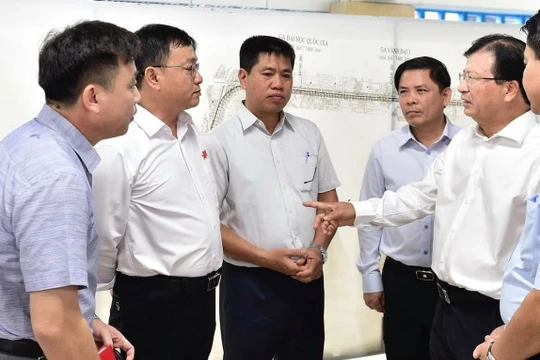 Phó Thủ tướng Trịnh Đình Dũng trao đổi với đại diện Tổng thầu Trung Quốc và Ban quản lý dự án đường sắt Cát Linh - Hà Đông.