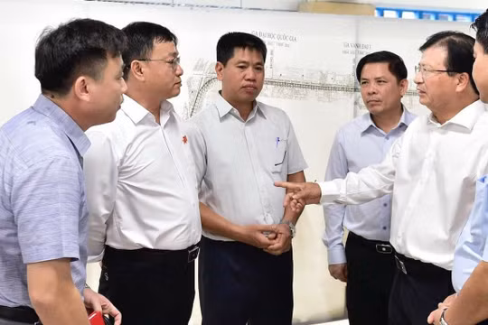 Phó Thủ tướng Trịnh Đình Dũng trao đổi với đại diện Tổng thầu Trung Quốc và Ban quản lý dự án đường sắt Cát Linh - Hà Đông.