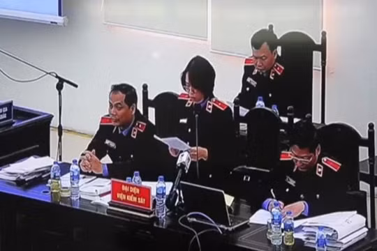 Đại diện Viện Kiểm sát nêu quan điểm về việc giữ lại lá thư ông Nguyễn Bắc Son gửi về cho vợ con. Ảnh chụp từ màn hình trực tuyến tại phòng dự khán.