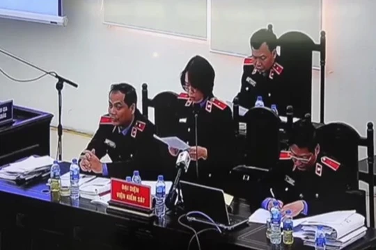 Đại diện Viện Kiểm sát nêu quan điểm về việc giữ lại lá thư ông Nguyễn Bắc Son gửi về cho vợ con. Ảnh chụp từ màn hình trực tuyến tại phòng dự khán.