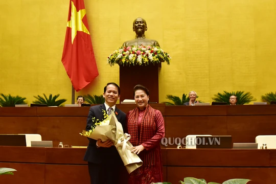 Chủ tịch Quốc hội Nguyễn Thị Kim Ngân chúc mừng ông Hoàng Thanh Tùng.