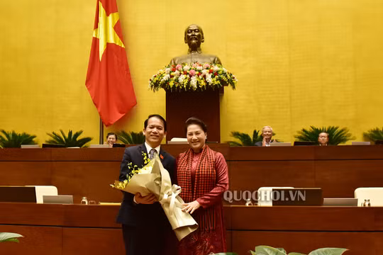 Chủ tịch Quốc hội Nguyễn Thị Kim Ngân chúc mừng ông Hoàng Thanh Tùng.