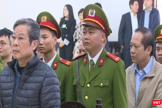 Cựu Bộ trưởng Nguyễn Bắc Son (áo khoác xanh) và Cựu Bộ trưởng Trương Minh Tuấn (áo khoác xám) tại phiên tòa sáng nay.