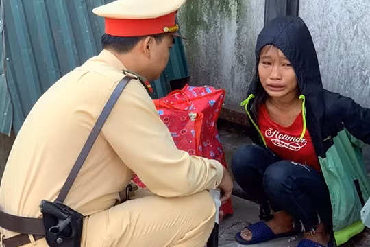 Cháu gái 13 tuổi đói, mệt, nằm lả trên đường trước cổng bến xe Nước Ngầm.