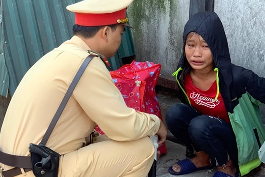 Cháu gái 13 tuổi đói, mệt, nằm lả trên đường trước cổng bến xe Nước Ngầm.