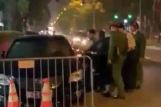 Xe biển xanh 80A-019.xx bị giữ lại sau khi gây tai nạn rồi bỏ chạy.